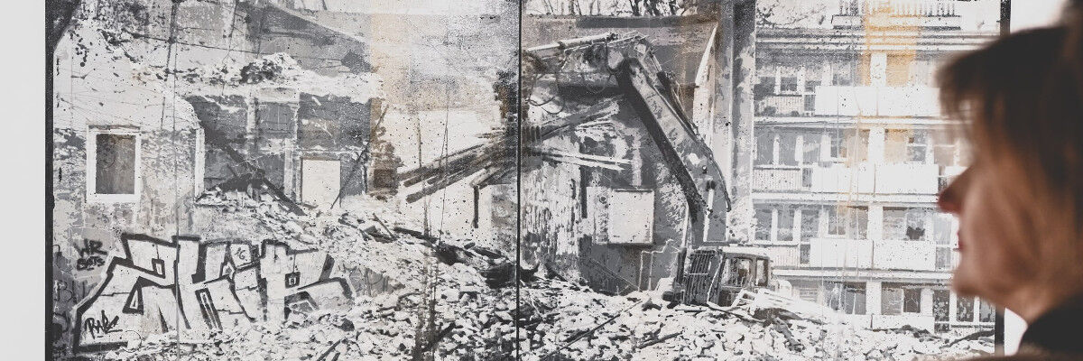 Obraz Bartka Stypki pokazujący koparkę niszczącą budynek  