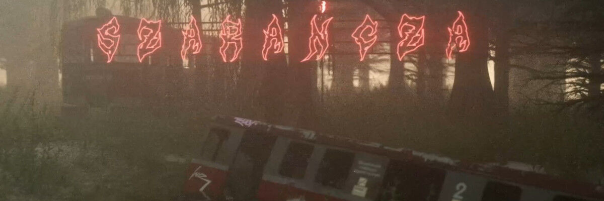Neonowy napis Szarańcza i zniszczone wagony pociągu topiące się w bagnie
