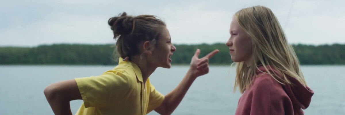 Kadr z filmu. Dwie kłócące się dziewczynki. 