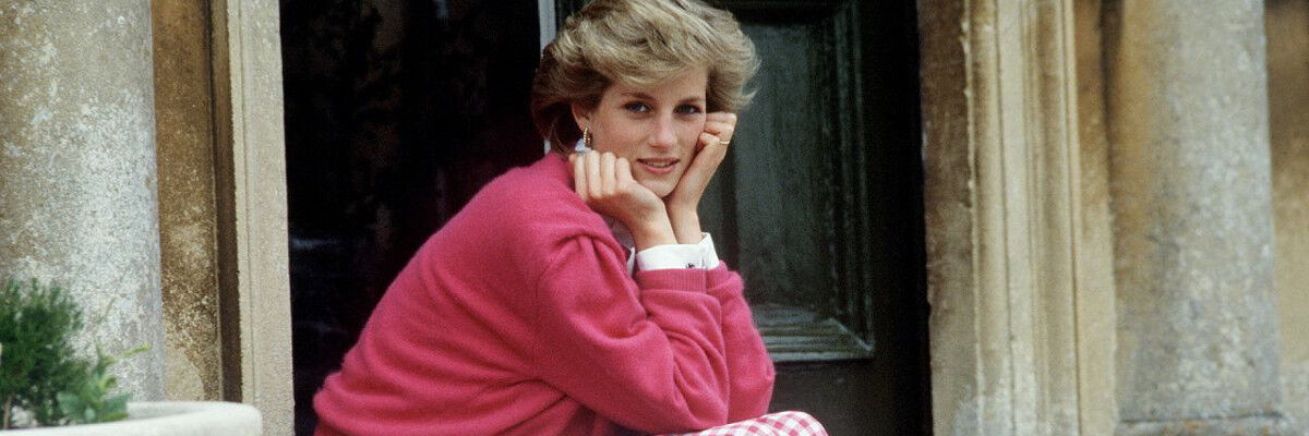 Księżniczka Diana siedząca na schodku przed wejściem do rezydencji 