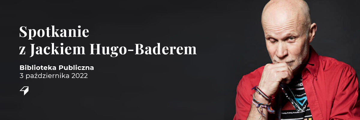 Po lewej stronie biały napis na czarnym tle 'Spotkanie z Jackiem Hugo-Baderem', a po prawej stronie Jacek Hugo-Bader w czerwonej koszuli
