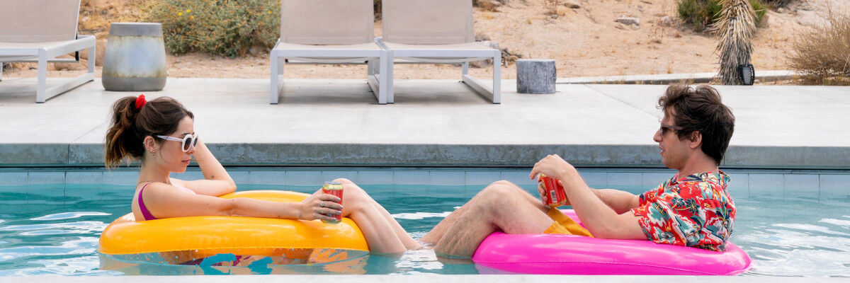 Para siedząca w basenie na nadmuchiwanych kołach 