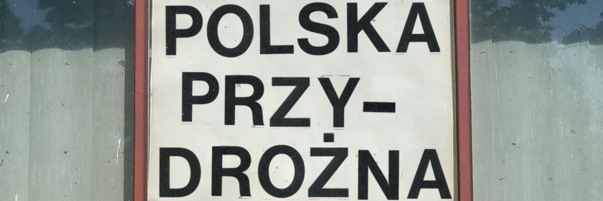 zdjęcie przedstawia baner z napisem polska przydrożna