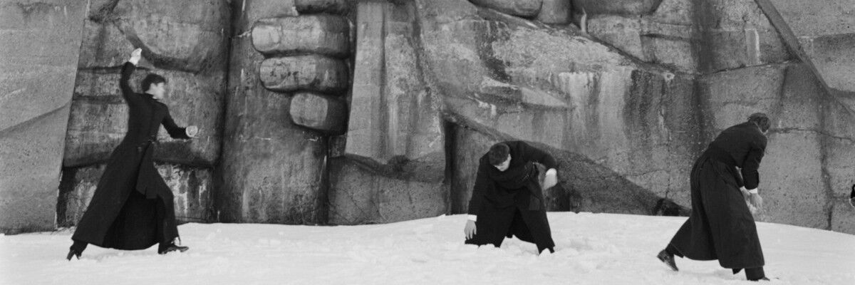 Księża rzucający się śnieżkami. Kadr z filmu "Słudzy" 