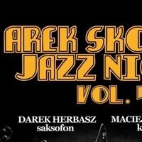 Pomarańczowy napis 'Arek Skolik Jazz Night vol.4' na czarnym tle