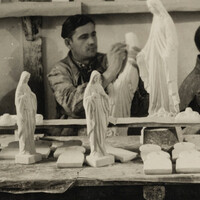 Dwie kobiety i dwóch mężczyzn pracują w pracowni rzeźbiarskiej nad figurkami Maryi Panny