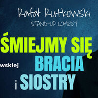 Stojący w czarnym garniturze, białej koszuli i czarnym krawacie Rafał Rutkowski, a po lewej stronie napis "Rafał Rutkowski stand-up comedy - Śmiejmy się bracia i siostry"