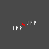 Dwa razy biały napis "jpp", na szarym tle, przedzielony czerwoną błyskawicą