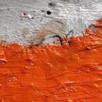Fragment biało, pomarańczowej abstrakcji Mateusza Pawełczyka