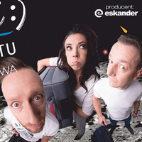 Typograficzna reklama występu i członkowie Kabaretu Nowaki na księżycu w tle planeta Ziemia. 