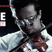 Typograficzna reklama koncertu i skrzypek Roman Kim z instrumentem 