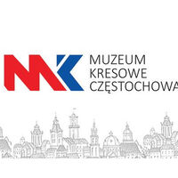 Typograficzne logo Muzeum Kresowego i naszkicowane dachy starych budynków  