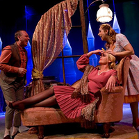 Zdjęcia ze spektakl: Roszpunka siedzi w kotle i ma spuszczony warkocz z liny, Kobieta leży na sofie nad nią rozmawiają mężczyzna i kobieta, mężczyzna robi zdziwioną minę  