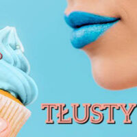Typograficzna reklama imprezy i rysunkowy kawałek twarzy kobiety z niebieskimi ustami i niebieska babeczka trzymana w dłoni