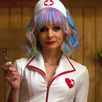 Aktorka Carey Mulligan w kolorowych włosach i "frywolnym" stroju pielęgniarki 