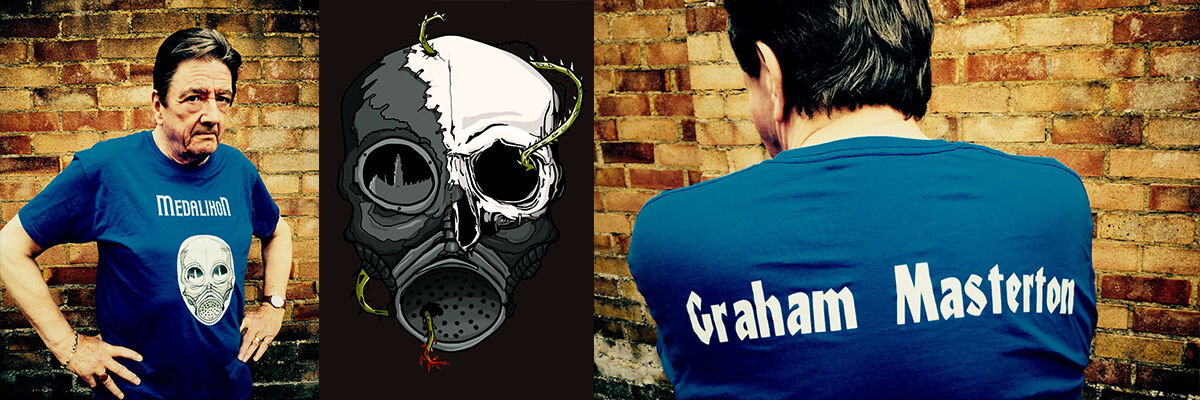 Pisarz Graham Masterton w koszulce Medalikonu i grafika przedstawiająca maskę gazową  