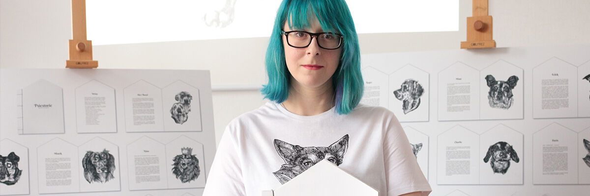 Ilustratorka Magda Leszczyniak, a w tle jej psie szkice 