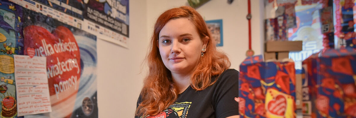 Marta Prześlak siedząca za biurkiem w biurze WOŚP
