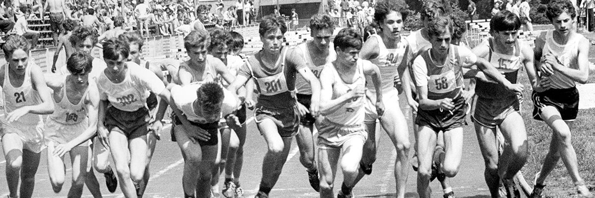 Czarno-biała archiwalna fotografia biegnących lekkoatletów 
