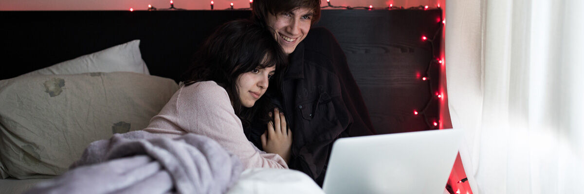 Przytulona para ogląda film na laptopie