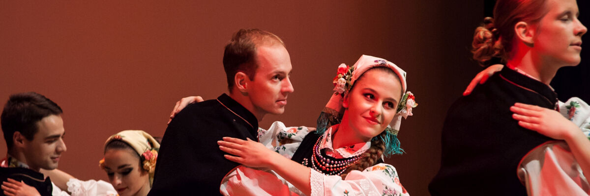 Michał Knaś tańczy na scenie z partnerką 