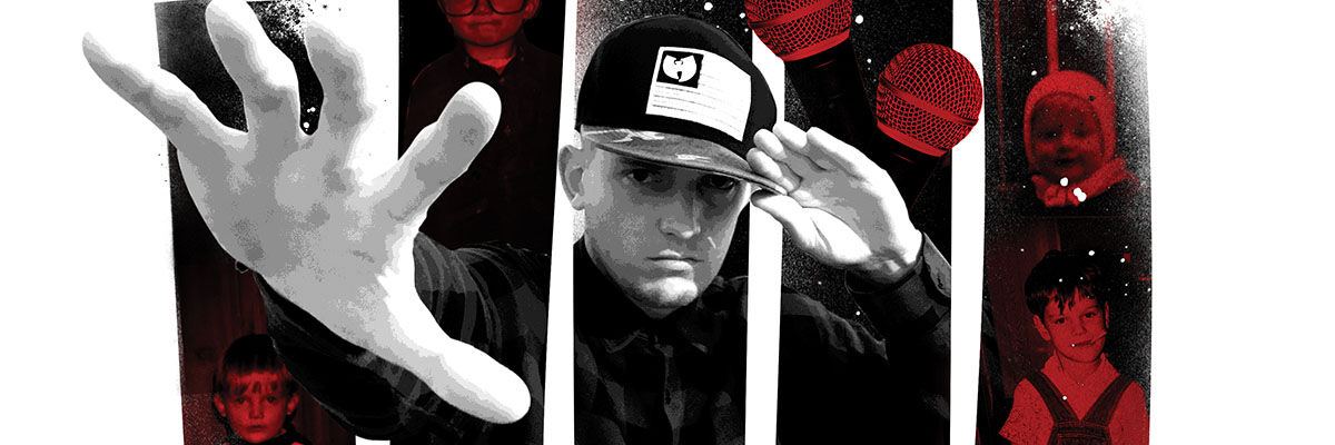 Czarno-białe zdjęcie rapera Mateusza "Matis" Wawrzyńczaka w czapce z daszkiem wyciągającego dłoń do przodu, a w tle czerwone mikrofony na czarnym tle przeplatane zdjęciami z dzieciństwa artysty