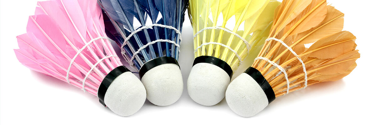 Cztery kolorowe lotki do gry w badmintona