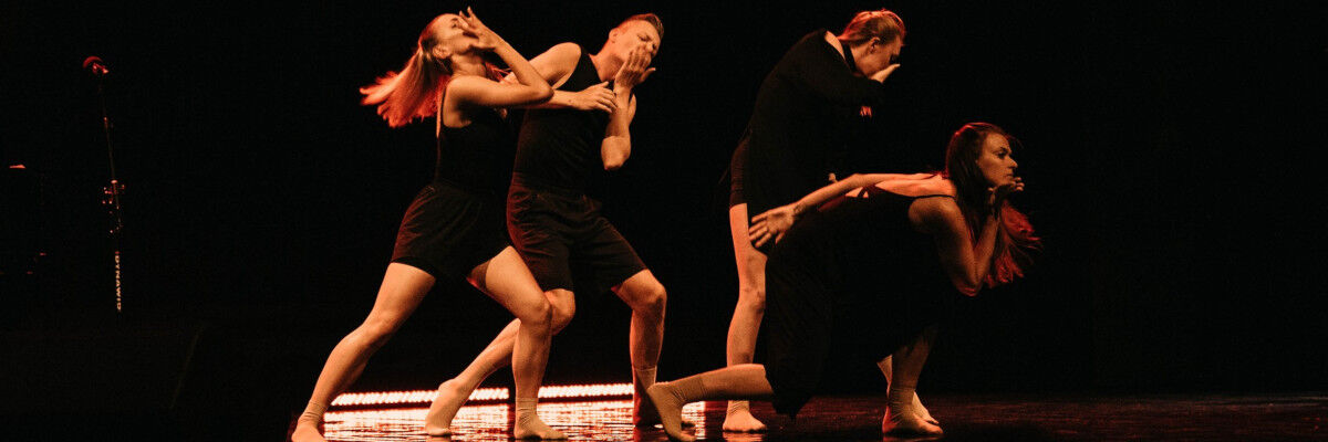 Czwórka tancerzy współczesnych na scenie 