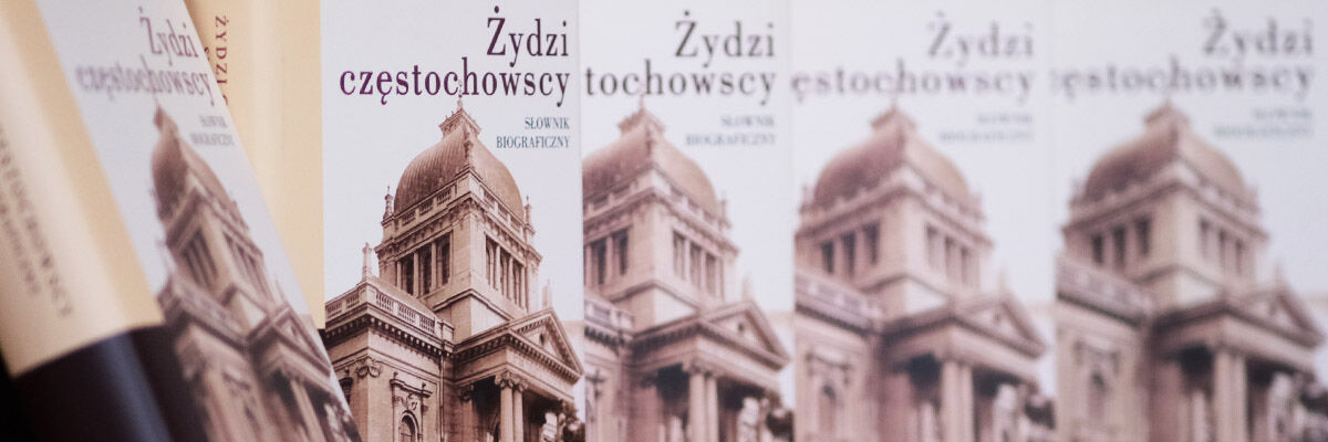 5 egzeplarzy ksiażki Żydzi Częstochowscy. Słownik biograficzny”, na okładce częstochowska synagoga