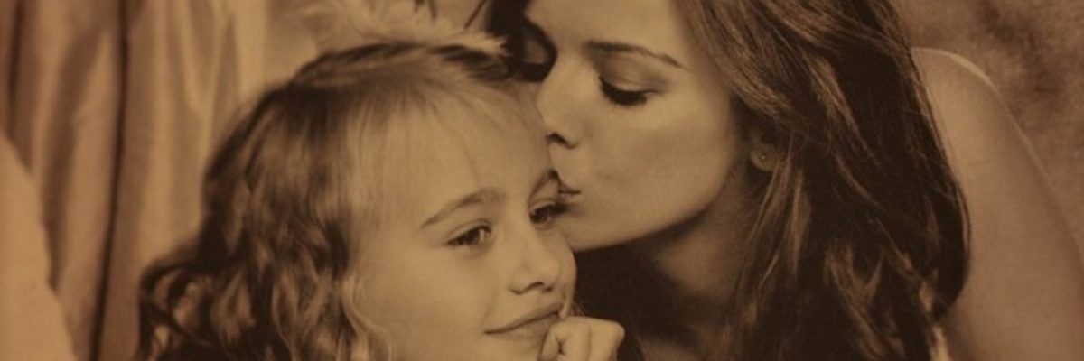 Ania Przybylska całująca w czoło małą córkę Oliwię Bieniuk