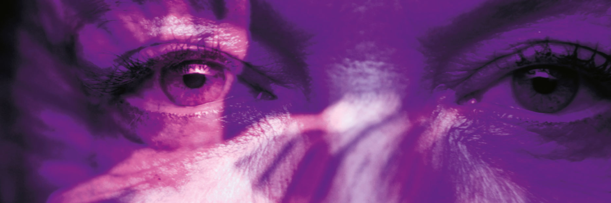 Zdjęcie oczu kobiety w fioletowym świetle
