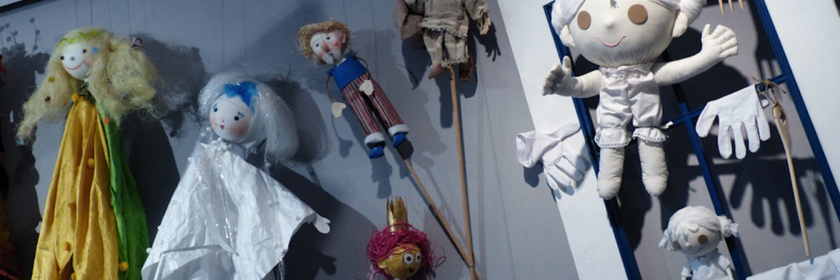 Sztuczne lalki z materiału wiszące na kijach