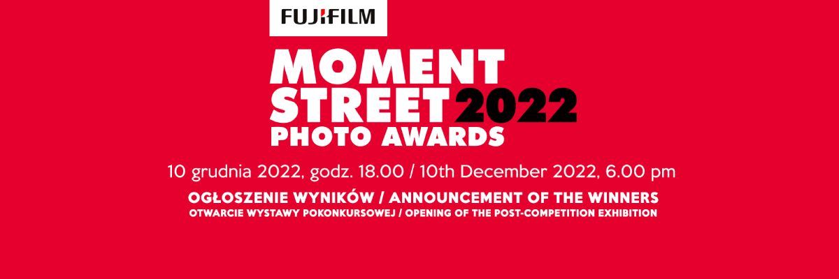 Na środku czarny napis Fujifilm na białym prostokącie, który jest na czerwonym tle, a niżej biały napis "Moment Street Photo Awards" i obok czarny napis "2022" na czerwonym tle