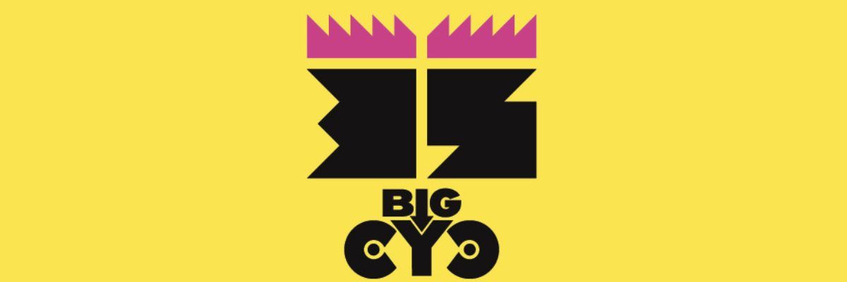 Czarny napis "35 Big Cyc" na żółtym tle