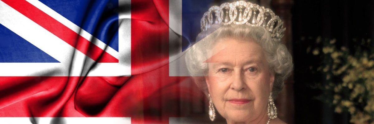Elżbieta II stojąca na środku w koronie i sukni, po lewej stronie flaga Wielkiej Brytanii