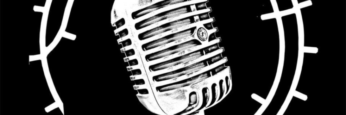 Rysunek białego mikrofonu na czarnym tle