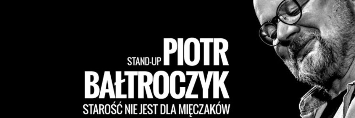 Twarz Piotra Bałtroczyka po prawej stronie, a obok biały napis na czarnym tle "stand-up Piotr Bałtroczyk Starość nie jest dla mięczaków"