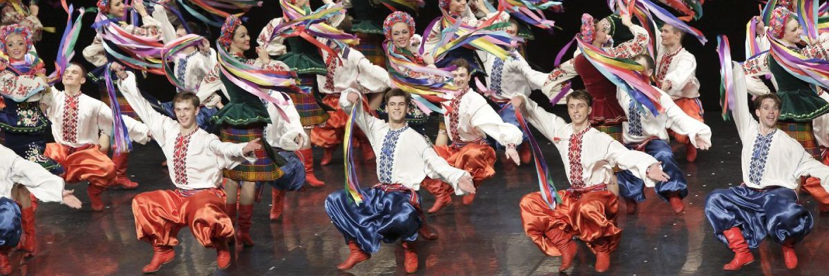 Tańczący na scenie tancerze i tancerki Narodowego Baletu Ukrainy "Virski"