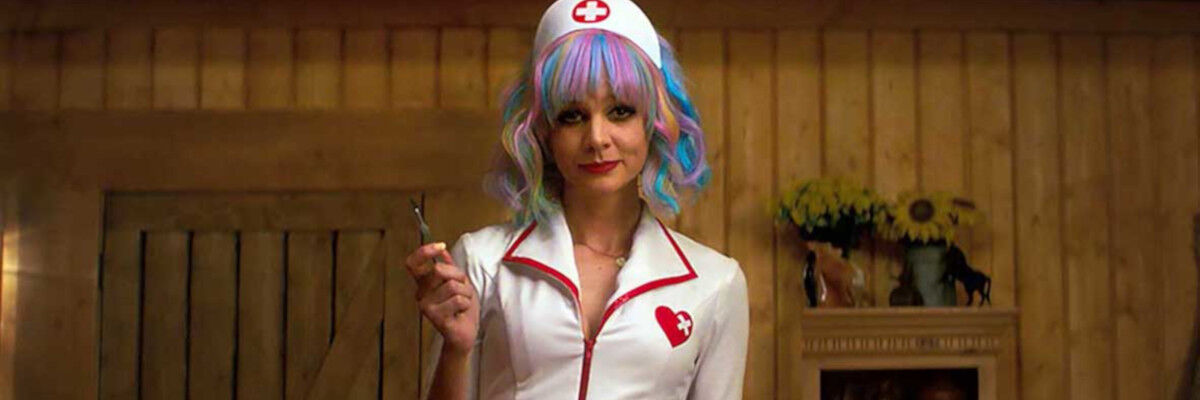 Aktorka Carey Mulligan w kolorowych włosach i "frywolnym" stroju pielęgniarki 