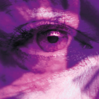 Zdjęcie oczu kobiety w fioletowym świetle