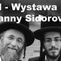 Twarze dwóch stojących obok siebie mężczyzn w czarnych kapeluszkach, a na górze biały napis "Chasydzi - wystawa fotografii Joanny Sidorowicz"