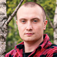 Pisarz Sebastian Sadlej w lesie i okładka jego książki "To nie moja wina"