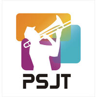 Logo Polskiego Stowarzyszenia Jazzu Tradycyjnego. Biała sylwetka trębacza na tle trzech kolorowych prostokątów  