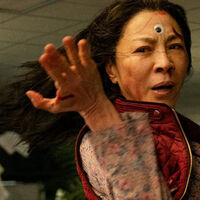 Azjatycka kobieta w pozycji sztuk walki z naklejonym na czole trzecim okiem