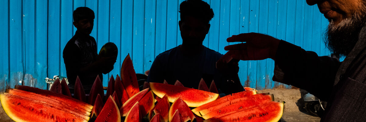 Arbuzy na straganie i ludzkie cienie - fragment fotografii Suresha Naganathana, finalisty zeszłorocznej edycji Momentu