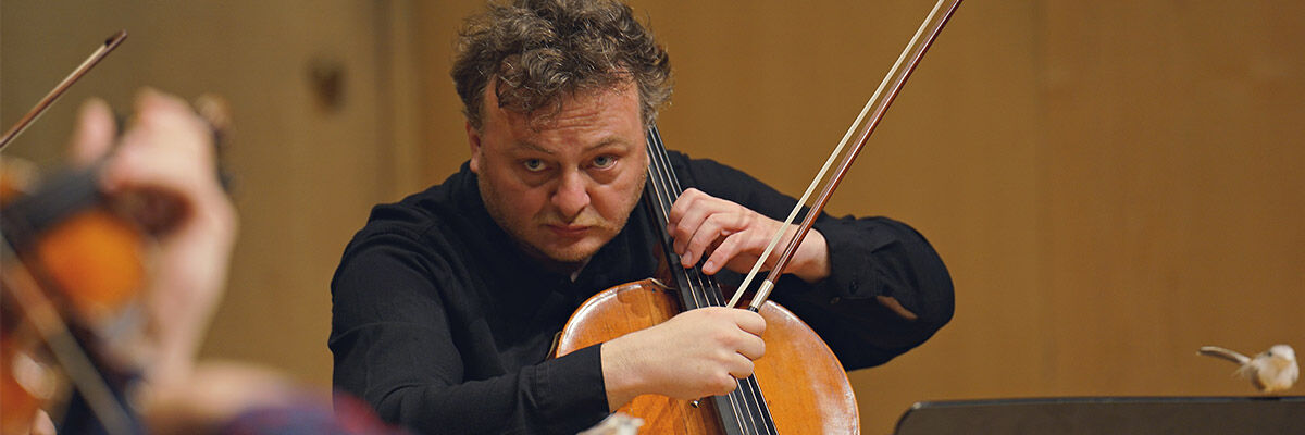 Dyrektor Filharmonii Częstochowskiej Adam Klocek grający na wiolonczeli 