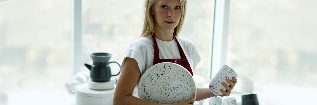 Projektantka Karolina Sikora trzymająca własną ceramikę 