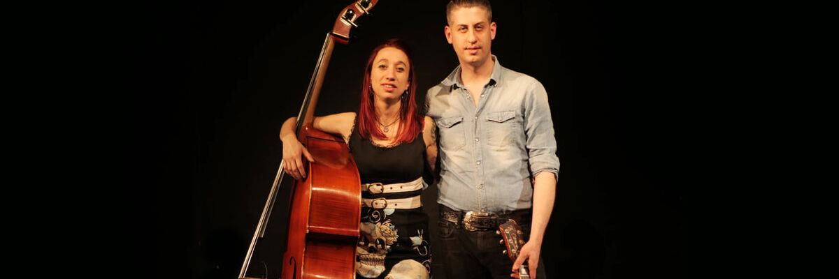 Muzycy Paolo Roberto Pianezza i Francesca Alinovi z kontrabasem i gitarą 