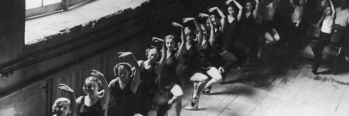 Archiwalna fotografia pokazująca kobiety ćwiczące figury baletowe